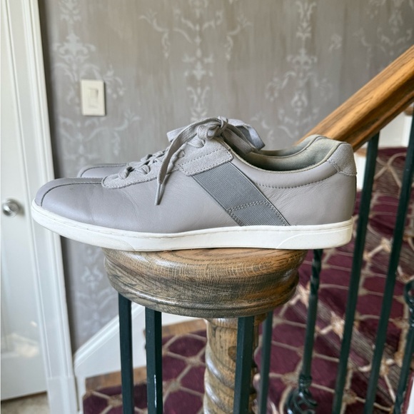 VIONIC men’s leather grey sneaker US size 11 good condition Mark top right - Picture 2 of 9